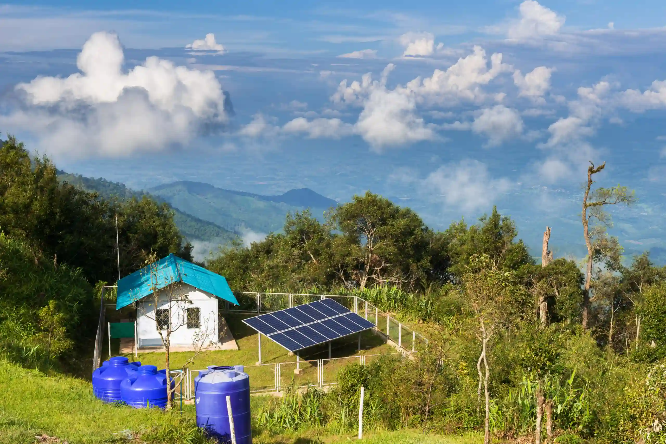 Off Grid blog scaled energy2store prijenosni punjac baterija plaza planinarenje boravak u prirodi